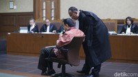 Tim kuasa hukum Novanto langsung menenangkan Novanto.
