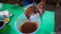 Kalau yang ini kemasan besar. Isinya es serut, tiga sendok cokelat Milo leleh dan taburan topping. Toppingnya kacang tanah, Oreo dan bubuk Milo. Foto: detikFood
