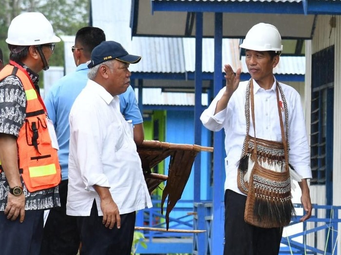 Presiden Jokowi meninjau sejumlah proyek infrastruktur di Kabupaten Asmat, Papua. naik motor listrik, dari panas hingga hujan-hujanan. Apa saja infrastruktur yang ditinjau?