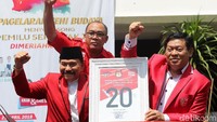 Hendropriyono menunjukkan nomor urut PKPI di hadapan pendukungnya yang hadir di kantor KPU.