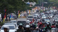Sejumlah kendaraan terjebak kemacetan di Jalan Margonda Raya, Depok, Jawa Barat, Jumat (12/4). 