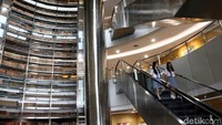 Gedung ini memiliki tinggi 126,3 meter. Sedangkan perpustakaan di Shanghai, China, yang selama ini disebut tertinggi memiliki tinggi 106 meter.