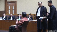 Novanto terlihat beristirahat sejenak.
