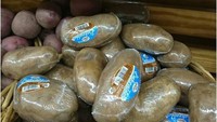 Entah kurang kerjaan atau apa, supermarket ini melapisi satu per satu kentang dengan plastik.