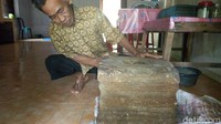 “Awalnya saya kira batu biasa, dihancurkan tidak bisa. Dilinggis pun tidak rusak, karena kuat saya simpan,” terang Sikin. (Foto: Charolin Pebrianti/detikcom)