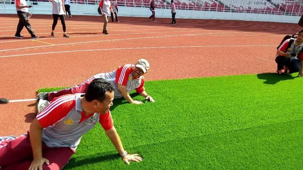 Pejabat Divisi Humas Polri mengecek kesiapan venue Asian Games di Stadion Gelora Bung Karno (GBK), Jumat (13/4/2018)