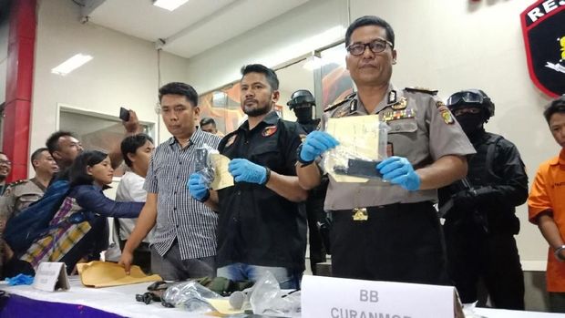 Polisi tunjukan barang bukti