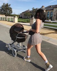 Kylie Jenner mendorong stroller Fendi. Mewah!