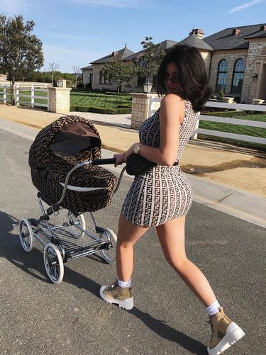 Gaya Hidup Super Mewah Stormi, Anak Kylie Jenner yang Baru 2 Bulan