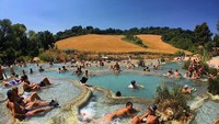 Pemandian ini selalu ramai ketika musim semi tiba. Seakan-akan kamu berada di jaccuzi outdoor raksasa. (twogirlsseetheworld/Instagram)