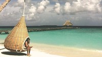 Tunku Ismail juga senang ke pantai. Kira-kira ini dimana ya? (tunku_idris/ Instagram)