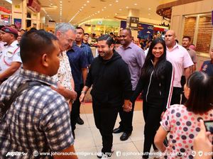 Ungkapan Gembira Pengunjung Mal yang Ditraktir Pangeran Johor