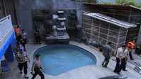 Pemilik rumah mewah berfasilitas kolam renang yaitu Syamsudin Simbolon kabur pascakejadian puluhan orang tewas akibat menenggak miras oplosan racikan pabriknya. Polisi terus memburunya. Sementara istri big bos tersebut sudah ditangkap polisi. (Foto: Wisma Putra/detikcom)