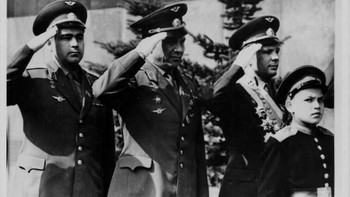 Kosmonot Uni Soviet saat itu, ada Yuri Gagarin, Pavel Popovich, dan Andrian Nikdlaev yang memberi penghormatan kepada makam Lenin di Lapangan Merah, Moskow. Foto: Getty Images