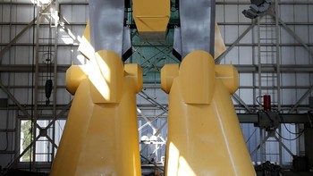 Di atas, ada kokpit dan monitor untuk mengendalikan pergerakannya. Foto: Reuters