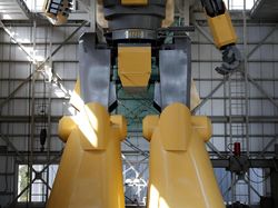 Keren! Pria Ini Bikin Sendiri Robot Raksasa ala Gundam