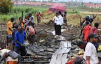 Berpayung Merah, Jokowi Tinjau Program Padat Karya di Sorong