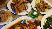 Tidak lengkap rasanya menyantap gurame asam manis tanpa lauk lainnya seperti sayur, dan kremesan ayam goreng yang gurih seperti pilihan @kiokustagram. Foto: Instagram