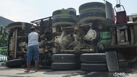 Begini penampakan truk molen tersebut yang terguling.