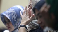 Tangis sang istri Deisti Astriani Tagor pecah saat Novanto menyebut anak dan istri dalam nota pembelaannya.