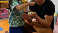 Samuel Riza dan si kecil Drucilla terlihat so sweet. Di ulang tahun sang anak yang ke 5, ia menyuapi sepotong kue untuk ayahnya. Foto: Instagram @samuelrizal1