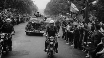 Sedangkan ini, sambutan luar biasa warga Praha, Republik Ceko kepada manusia pertama yang ke luar angkasa. Foto: Getty Images