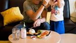 So Sweet! Begini Kebersamaan Samuel Rizal dengan Sang Anak Saat Makan