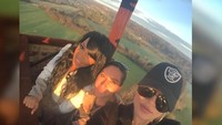 Khloe melakukan banyak hal di liburannya. Seperti berkunjung ke kebun binatang, naik balon udara, bermain ski, berenang, bersantai di pantai dan bermain jetski (khloekardashian/Instagram)