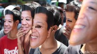 Massa aksi terlihat mengenakan topeng bergambar wajah Setya Novanto.
