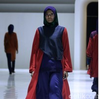 Fashion show busana muslim terbaru L.tru yang mengangkat tema Lets Talk di Ballroom Fairmont Hotel Jakarta. Rabu [12/4/2018]. [Foto: Mohammad Abduh/Wolipop].