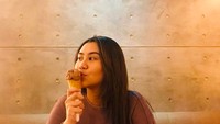  Gadis cantik berkulit putih ini sepertinya doyan dessert. Kali ini Aaliyah menjatuhkan pilihan pada es krim cokelat. Matching ya sama bajunya? Foto: Instagram aaliyah.massaid