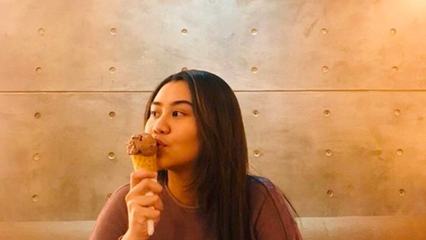 Makin Dewasa dan Cantik, Intip 10 Pose Aaliyah Massaid Ngemil Es Krim hingga Gulali