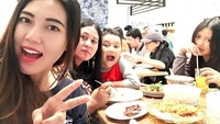Jalan-jalan ke Tunjungan Plaza, Via Vallen pun terlihat sedang menikmati makan bersama keluarga. Wah kira-kira lagi menyantap apa ya? Foto: Instagram @viavallen