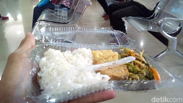 Menu sarapan gratis di kantor Disdukcapil Kudus tiap Jumat. 