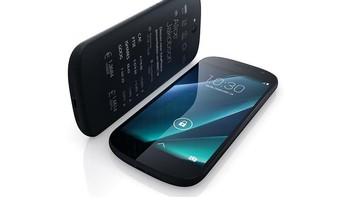 YotaPhone adalah ponsel dua wajah yang memiliki dua layar di depan dan belakang, dirilis tahun 2013. Foto: Telegraph