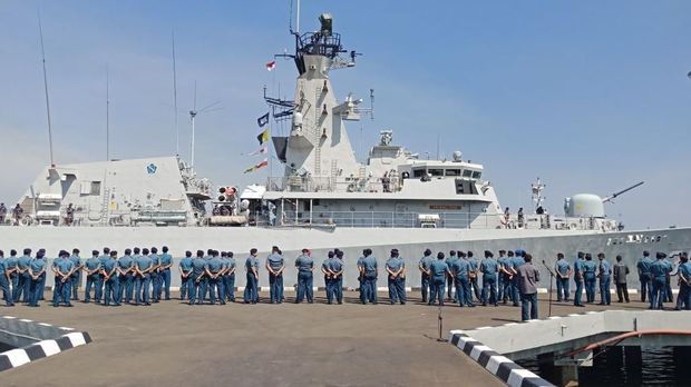 KRI Bung Tomo-357 dan KRI John Lie-358 yang akan oerkuat Koarmabar