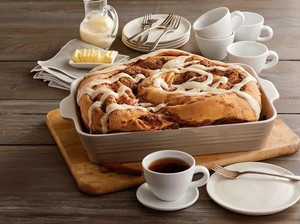 Wow, Toko Roti Ini Pecahkan Rekor dengan Ciptakan Cinnamon Roll Setengah Ton