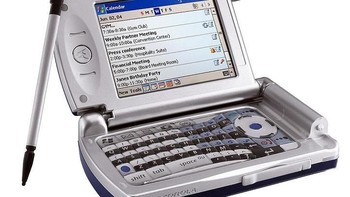 Motorola MPx yang keluar tahun 2004 ini bisa dibuka secara vertikal dan horisontal, termasuk yang tercanggih di masanya. Foto: Telegraph