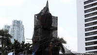 Saat ini Patung Sudirman masih ditutupi dengan kain hitam.