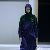 Fashion show busana muslim terbaru L.tru yang mengangkat tema Lets Talk di Ballroom Fairmont Hotel Jakarta. Rabu [12/4/2018]. [Foto: Mohammad Abduh/Wolipop].