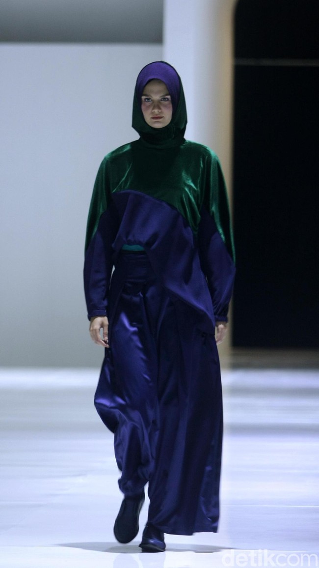 Fashion show busana muslim terbaru L.tru yang mengangkat tema Lets Talk di Ballroom Fairmont Hotel Jakarta. Rabu [12/4/2018]. [Foto: Mohammad Abduh/Wolipop].