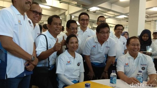Rayakan Ulang Tahun Kementerian BUMN, Rini Potong Tumpeng