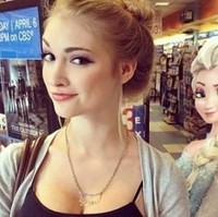 Let it go... Let it go... Kenalan sama Elsa Frozen (2013) di dunia nyata. Boleh dibilang wajah hampir mirip. Sayangnya, rambutnya nggak dikepang. (Foto: ist.)