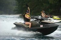 Para finalis Miss Universe 2015 menikmati water sport di Kepulauan Seribu (anindyakputri/Instagram)