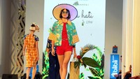 Model memamerkan karya Denny Wirawan.