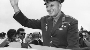 Kepopuleran Gagarin sebagai manusia pertama ke luar angkasa, langsung tersebar luas ke penjuru negeri. Tiba di Londong, suasana kala itu padat merayap karena ingin melihat siapa itu Gagarin. Foto: Getty Images