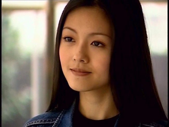 Ini adalah Barbie Hsu saat berperan sebagai San Chai. San Chai adalah gadis yang kuat dan pemberani, dia membenci tingkah yang dilakukan F4 di kampus. San Chai juga merupakan satu-satunya orang yang berani menantang F4. Foto: Istimewa