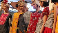 Koleksi ini hadir dalam rangkaian koleksi Spring/Summer 2018 Womens Wear yang berbahan utama batik Pekalongan dan Solo.