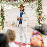 Tak banyak dikorasi dalam pernikahan mereka. Gurun pasir sudah menjadi backgroun yang cantik dalam pernikahan tersebut. Terlihat hanya ada sedikit hiasan bunga dan karpet merah untuk area foto pengantin.  Foto: dok. Edward Haynes & Roo Kendall