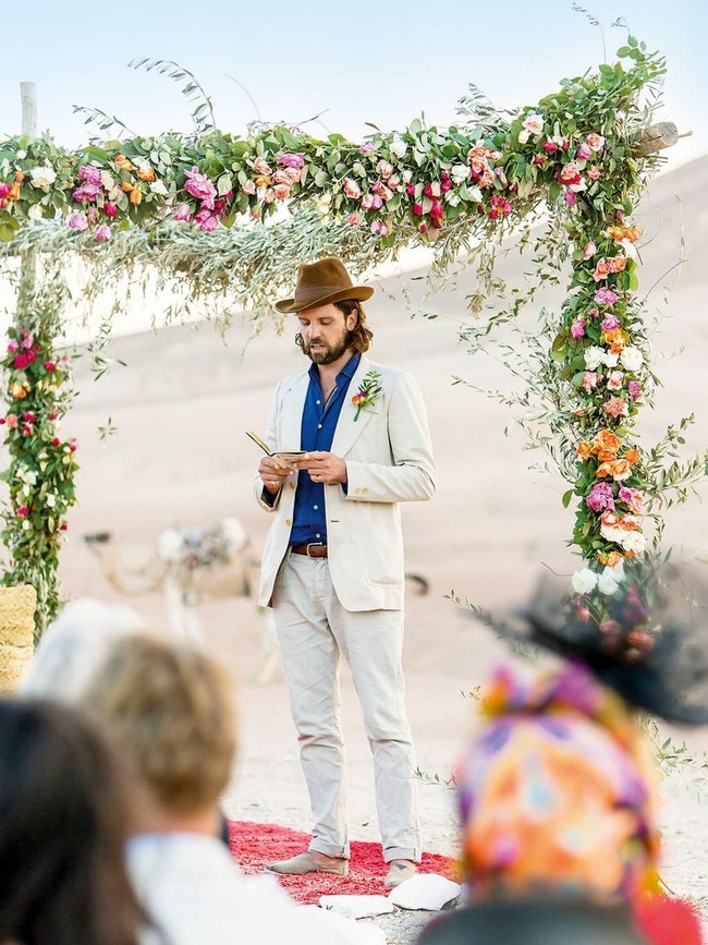 Tak banyak dikorasi dalam pernikahan mereka. Gurun pasir sudah menjadi backgroun yang cantik dalam pernikahan tersebut. Terlihat hanya ada sedikit hiasan bunga dan karpet merah untuk area foto pengantin.  Foto: dok. Edward Haynes & Roo Kendall